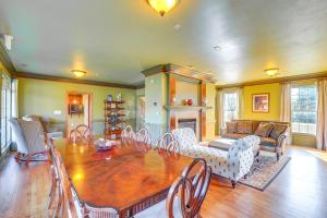 Private Hot Tub Bays View Lodge in Kingsport!