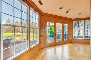 Private Hot Tub Bays View Lodge in Kingsport!