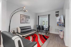 3 beds DisneyFree Shuttle