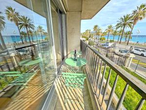 Cosy Cariatides Condo Promenade