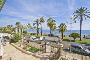 Cosy Cariatides Condo Promenade