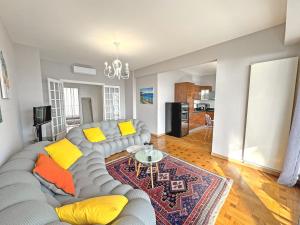 Cosy Cariatides Condo Promenade