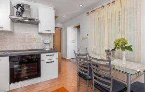 Nice Apartment In Mundanije With Wifi 