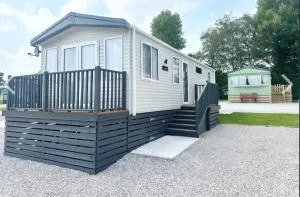 Carnforth - Caravan - sleeps 6 - Dog Friendly - Borwick