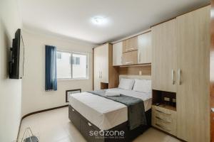 Apto vista mar c churrasq. a 50m da Praia ATT0602