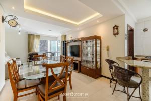 Apto vista mar c churrasq. a 50m da Praia ATT0602