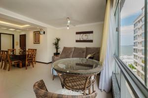 Apto vista mar c churrasq. a 50m da Praia ATT0602