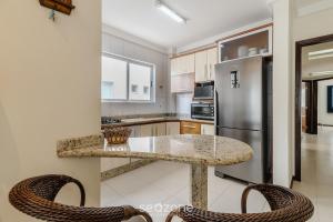 Apto vista mar c churrasq. a 50m da Praia ATT0602