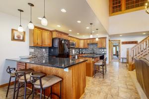 Lion Square Lodge East 310