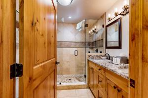 Lion Square Lodge East 310