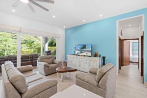 Luxurious Home with Bright, Modern Design and Private Infinity Pool in High-End Community