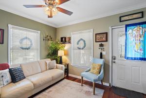 Walk to Everything Downtown EAT - SHOP - PLAY