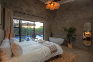 The Duke Luxury Safari Villa, Huge Pool, Giraffe-Feeding-Tower, Outdoor Shower