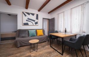 2 Bedroom Beautiful Home In Peroj 