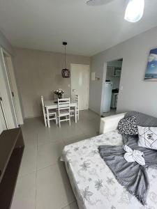 Praticidade e Aconchego: Apto. a 7min da Praia