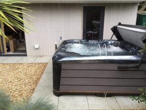 Garden Studio Sleeps 2 Hot Tub & Pets Welcome