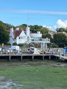 Garden Studio Sleeps 2 Hot Tub & Pets Welcome