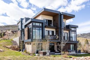 Walk to Gondola, Heated Pool, Luxury Interiors, 2 Car Garage, Sleeps 12, Spacious Patio!