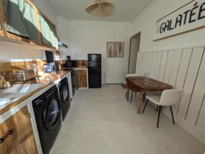 Appartements La Galatee, Balneo et Sauna privatifs : photos des chambres