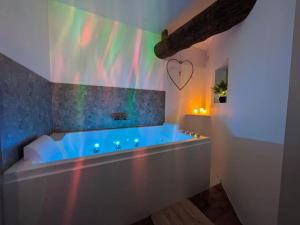 Appartements La Galatee, Balneo et Sauna privatifs : photos des chambres