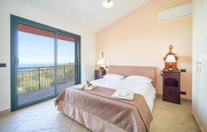 4 Bedroom Awesome Home In Caronia