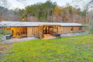 2 Mi to Parkway Sevierville Cabin, Deck and Hot Tub - New Era