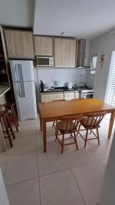 Apto 2 quartos a 350 metros da praia, churrasqueira na varanda, wi-fi, piscina, garagem coberta,telas de proteção, quadra beach tênis