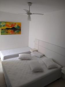 Apto 2 quartos a 350 metros da praia, churrasqueira na varanda, wi-fi, piscina, garagem coberta,telas de proteção, quadra beach tênis