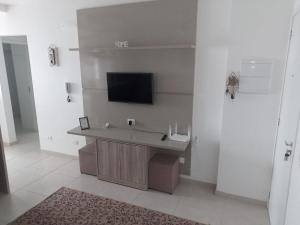 Apto 2 quartos a 350 metros da praia, churrasqueira na varanda, wi-fi, piscina, garagem coberta,telas de proteção, quadra beach tênis