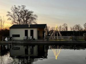 NEW - Private Cabin - on a lake near Amsterdam