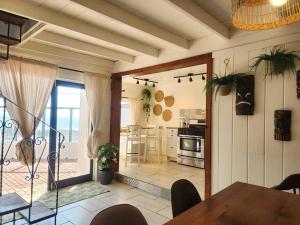 Casa Tiki - Tropical Beachfront Chilluxe