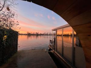 NEW - Little Asia - Stunning Boathouse on a lake Near Amsterdam with Sauna