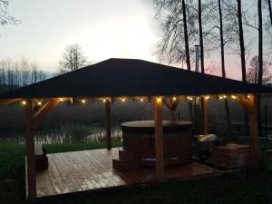 Domek Wypoczynkowy Zacisze w Makosiejach z dostępem do rzeki, z balią i jacuzzi