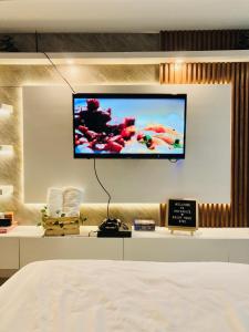 Premium & Spacious Studio with PS4, Karaoke & Netflix