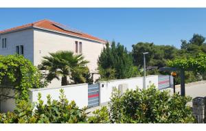 Cozy Apartment In Postira