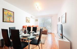 Lovely Apartment In Makarska With Wifi