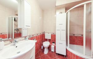 Lovely Apartment In Makarska With Wifi