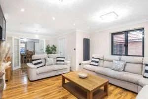 The Roost Group - 8-Bed Home, 5 Mins to M25&A13 - 北斯蒂福德