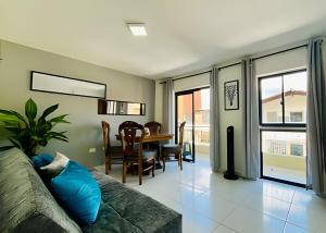 ApartaEstudio con balcón e iluminado Cerca de todo