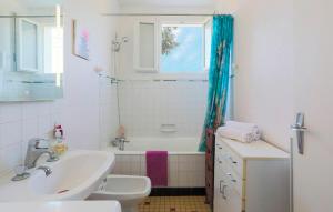 Maisons de vacances 2 Bedroom Stunning Home In Ploumagoar : Maison de Vacances 2 Chambres