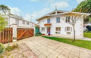 Nice Home In Royan With Wifi - 旺代蒙塔利韦