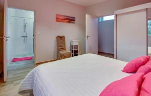 Maisons de vacances Amazing Home In Jugon-Les-Lacs : photos des chambres