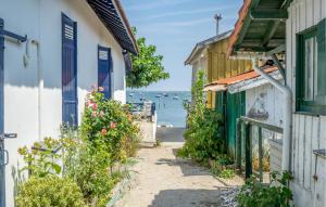 Maisons de vacances Beautiful Home In La Teste-De-Buch : photos des chambres