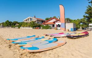 Maisons de vacances Beautiful Home In La Teste-De-Buch : photos des chambres