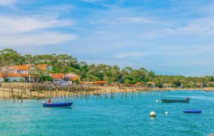 Maisons de vacances Beautiful Home In La Teste-De-Buch : photos des chambres