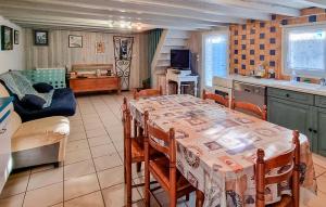 Maisons de vacances Beautiful Home In La Teste-De-Buch : photos des chambres