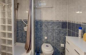 Maisons de vacances Beautiful Home In La Teste-De-Buch : photos des chambres