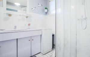 Maisons de vacances 3 Bedroom Cozy Home In Le Touquet : Maison de Vacances 3 Chambres 