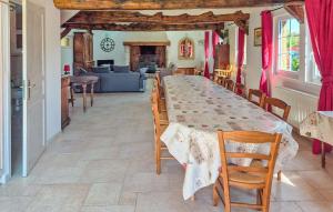 Maisons de vacances Cozy Home In Bolleville With Wifi : photos des chambres