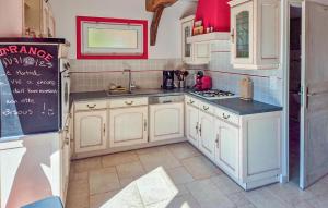 Maisons de vacances Cozy Home In Bolleville With Wifi : photos des chambres